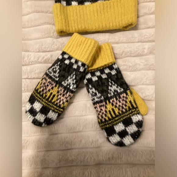 Urban outfitters hat and glove set - Picture 3 of 3